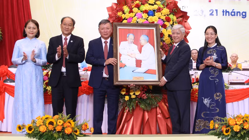 Đồng chí Đỗ Văn Chiến, Ủy viên Bộ Chính trị, Bí thư Trung ương Đảng, Chủ tịch Ủy ban Trung ương Mặt trận Tổ quốc Việt Nam tặng hoa và quà chúc mừng Đại hội.