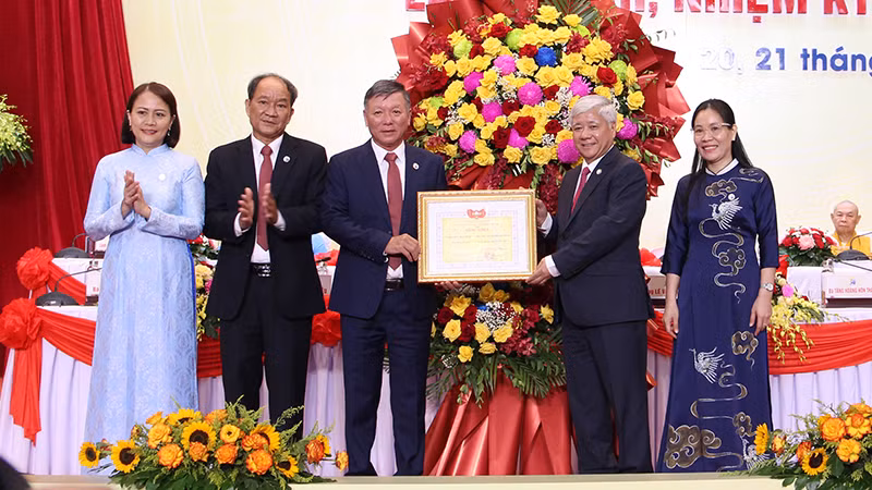 Đồng chí Đỗ Văn Chiến tặng Bằng khen cho Ủy ban Mặt trận Tổ quốc Việt Nam thành phố Đà Nẵng.