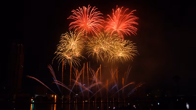 Bùng nổ "bữa tiệc" ánh sáng.