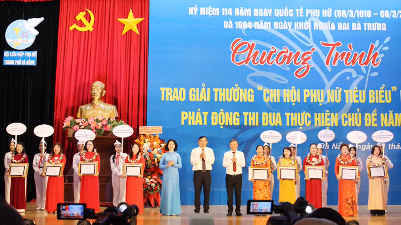 10 “Chi hội Phụ nữ tiêu biểu” được vinh danh.