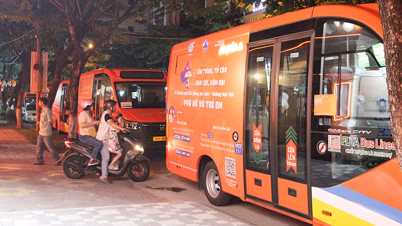 Diễu hành xe bus và ra mắt “Trạm dừng chân xe bus an toàn, thân thiện”