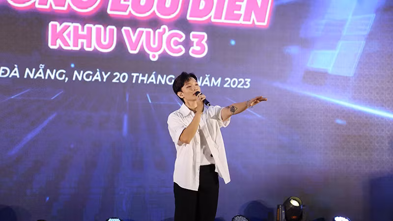 Ca sĩ Hoàng Dũng mang "nàng thơ" đến với sinh viên Đà Nẵng.