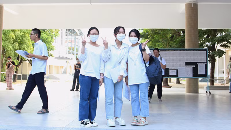 Các thí sinh đã hoàn thành kỳ thi.