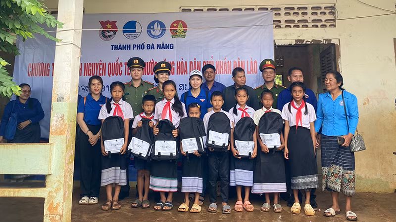 Tặng quà cho học sinh.