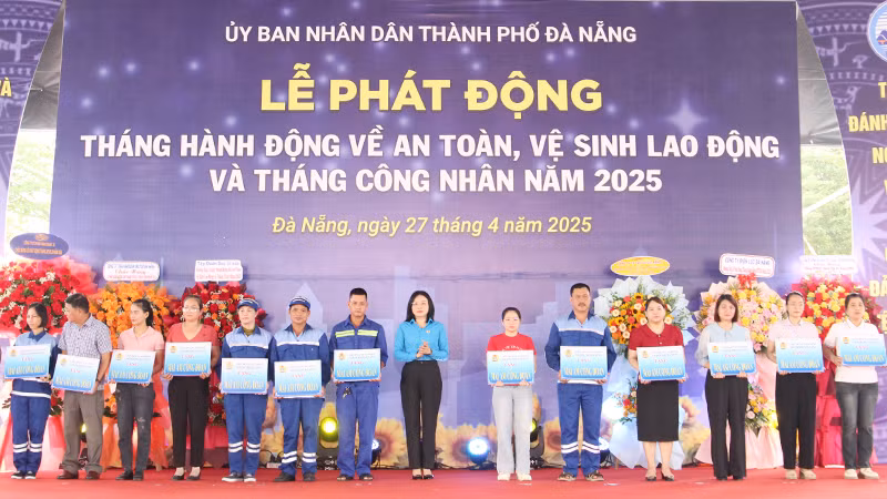 Trao hỗ trợ xây dựng, sửa chữa nhà cho đoàn viên, người lao động.