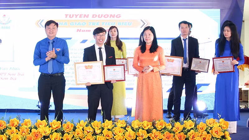 Tuyên dương giáo viên trẻ.