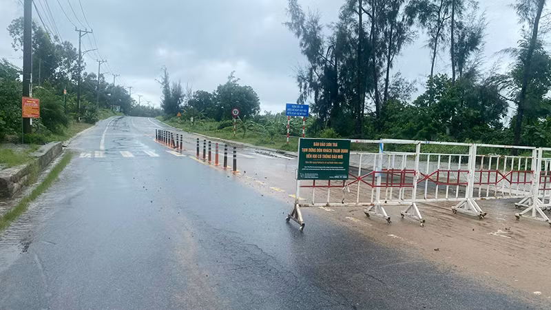 Các phương tiện không lưu thông lên bán đảo Sơn Trà đến khi có thông báo mới.
