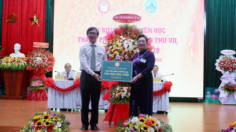 Phó Chủ tịch Hội Khuyến học Việt Nam Phạm Thị Hòe trao tặng học bổng.