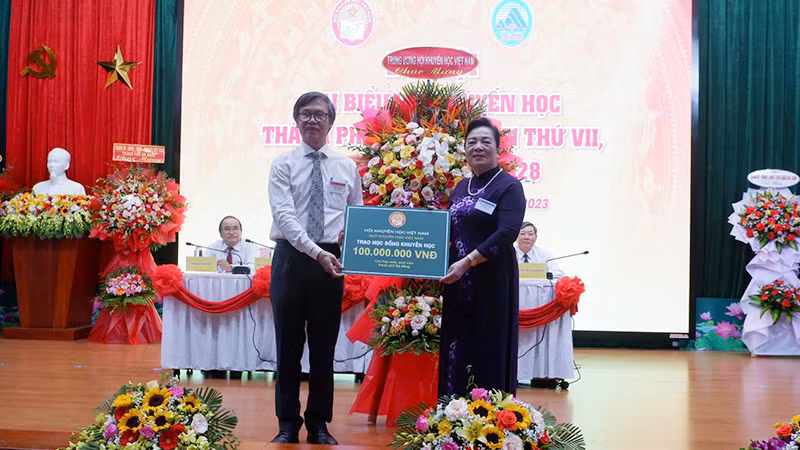 Phó Chủ tịch Hội Khuyến học Việt Nam Phạm Thị Hòe trao tặng học bổng.