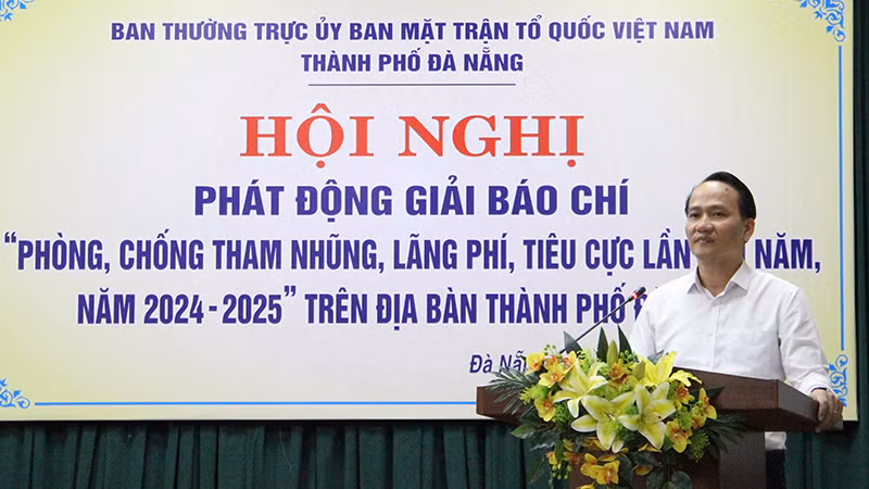 Phó Bí thư Thường trực Thành ủy Đà Nẵng Nguyễn Đình Vĩnh chỉ đạo tại hội nghị.