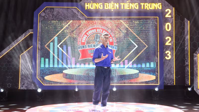 Thí sinh hùng biện tại cuộc thi.