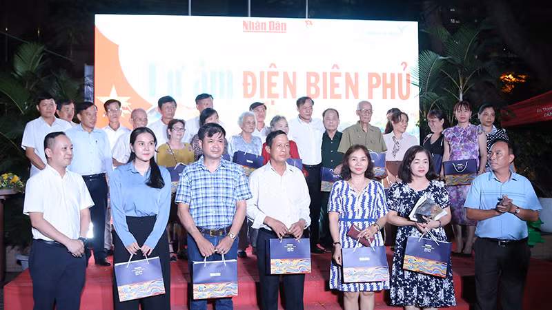 Tặng quà tri ân thân nhân liệt sĩ, cựu chiến binh, cựu thanh niên xung phong từng tham gia chiến dịch Điện Biên Phủ.