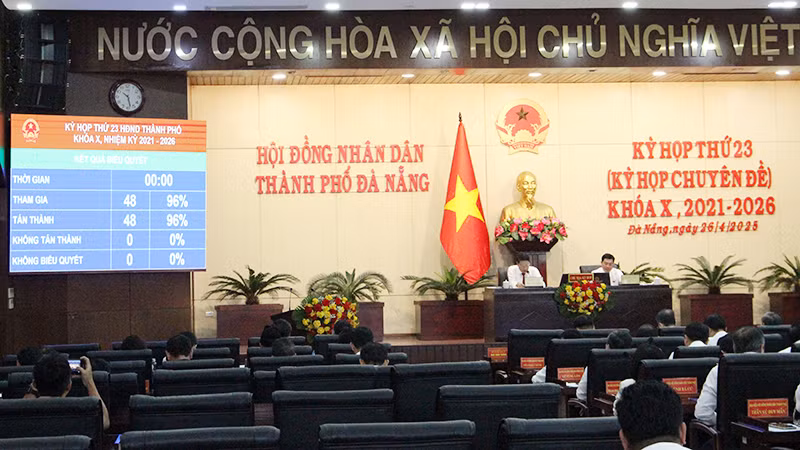 Đại biểu biểu quyết thông qua Nghị quyết tán thành chủ trương sắp xếp đơn vị hành chính cấp tỉnh.