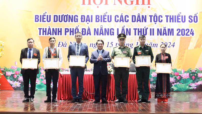 Bộ trưởng, Chủ nhiệm Ủy ban Dân tộc Hầu A Lềnh trao Bằng khen cho tập thể, cá nhân tiêu biểu.