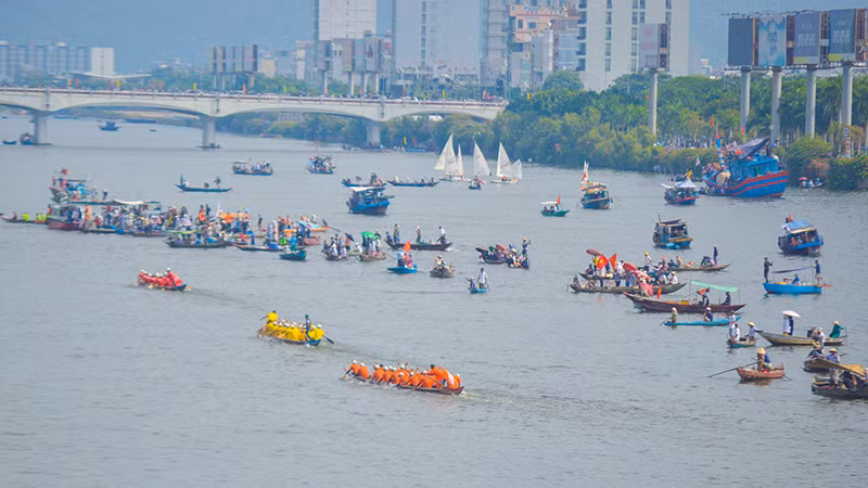 Trên sông Hàn và hai bờ sông, đông đảo người dân, du khách cổ vũ nhiệt tình.
