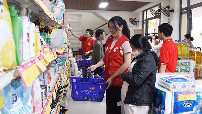 Phong phú hàng hóa thiết yếu để người dân chọn lựa.