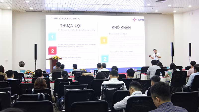 Đại biểu chia sẻ kinh nghiệm trong sử dụng năng lượng tiết kiệm và hiệu quả.