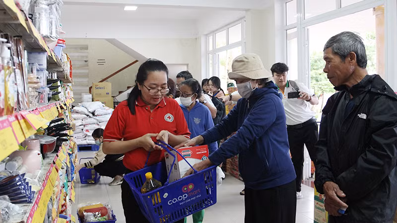 Người dân mua sắm tại “Chợ Tết Nhân ái” 2024.