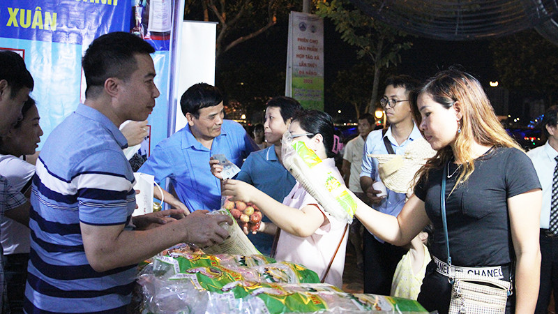 Khách hàng tham quan, mua sắm tại phiên chợ