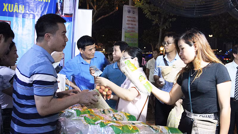 Khách hàng tham quan, mua sắm tại phiên chợ