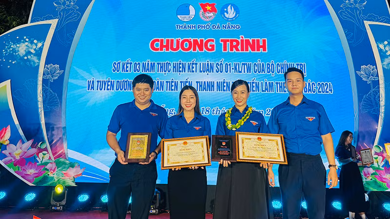 Chị Thanh Trang (thứ 2 từ phải qua) được tuyên dương “Thanh niên tiên tiến làm theo lời Bác”.
