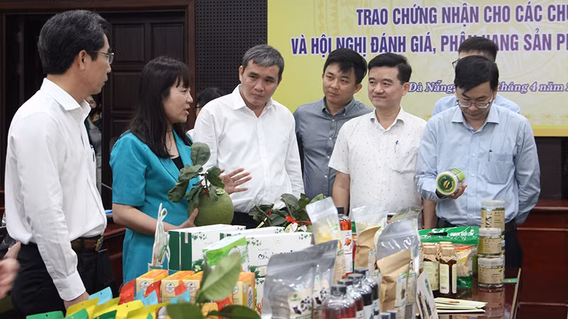 Đại biểu tìm hiểu về các sản phẩm OCOP.