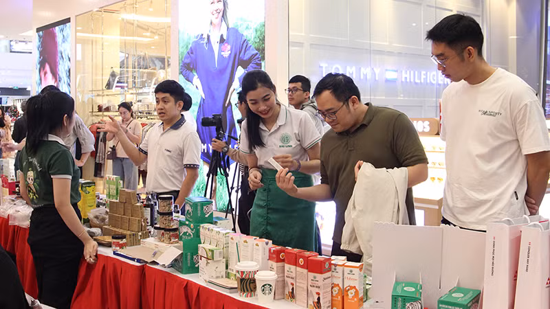 Khách hàng tìm hiểu, mua sắm sản phẩm tại ngày hội.