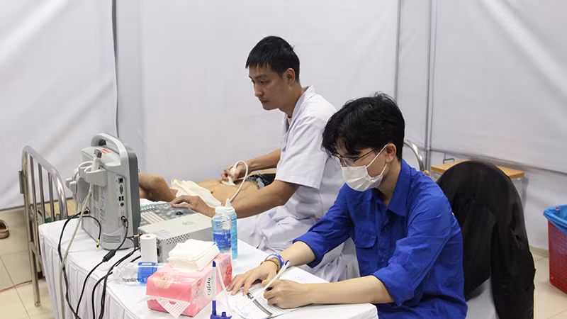 Siêu âm cho người dân đến khám bệnh tại ngày hội.
