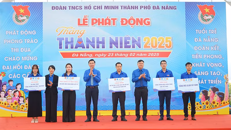 Trao tặng các Công trình thanh niên.