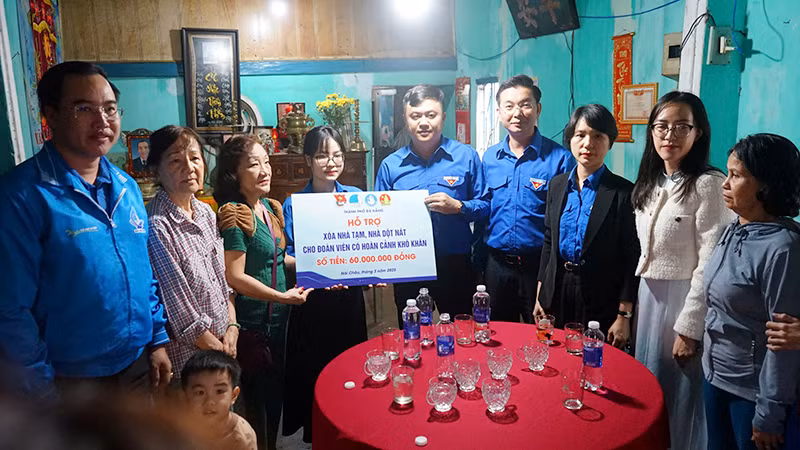 Trao hỗ trợ xóa nhà tạm cho hộ gia đình quận Hải Châu.