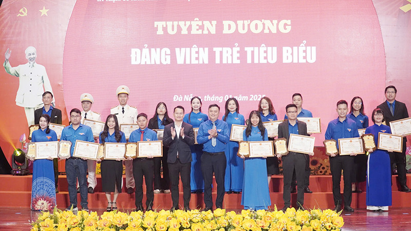 Tuyên dương các đảng viên trẻ tiêu biểu.