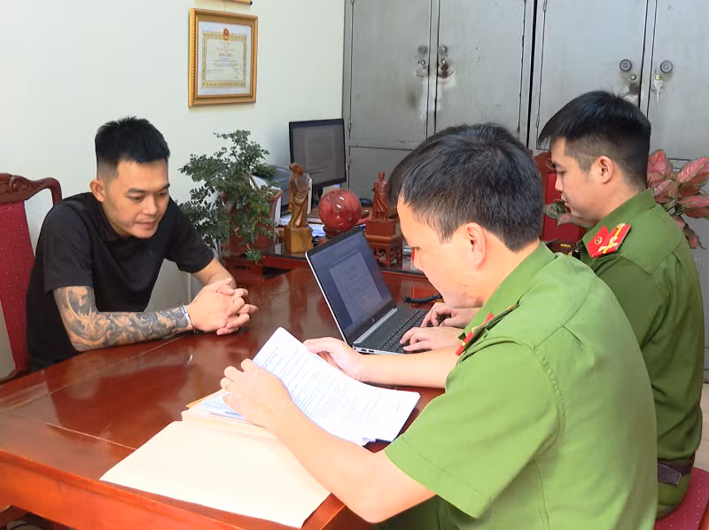 Công an xét hỏi đối tượng.