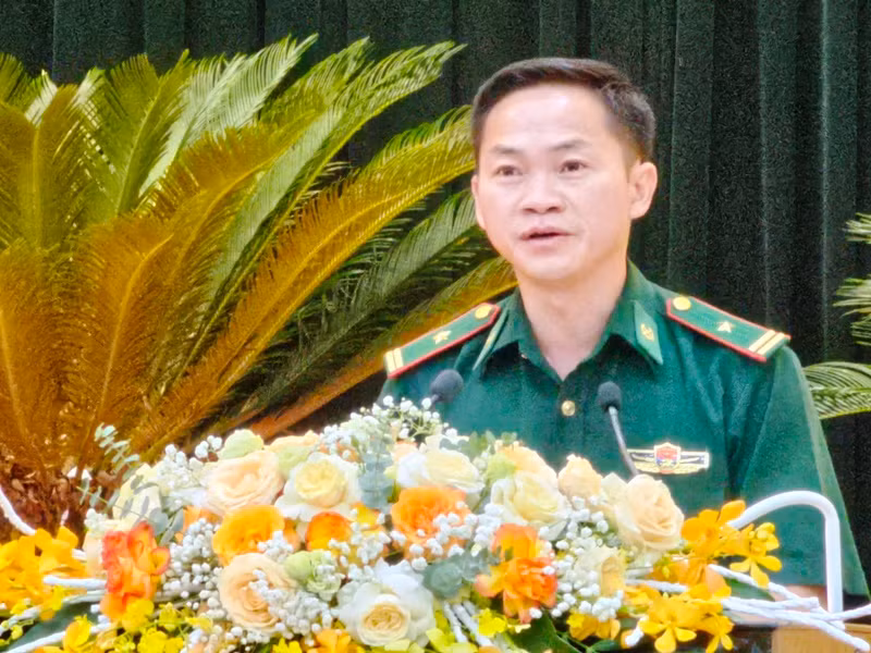 Đại diện bộ đội Biên phòng Pù Nhi tham luận tại Hội nghị.