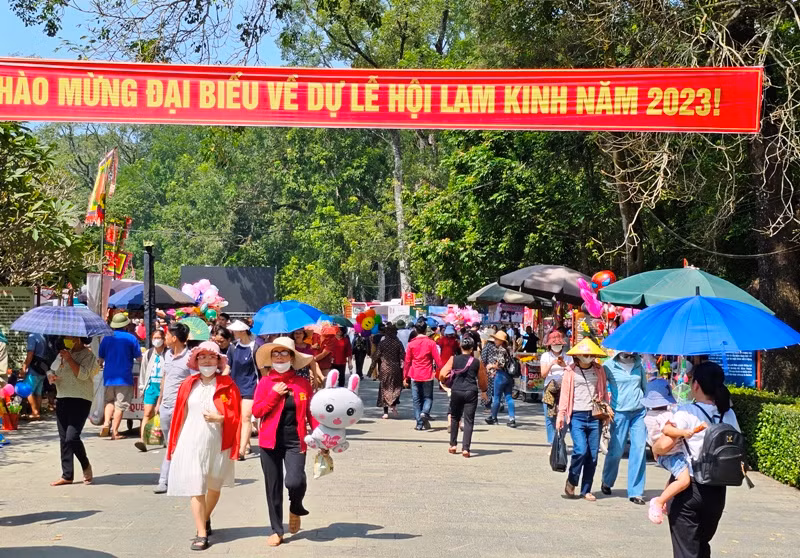 Du khách hành hương về Lam Kinh.