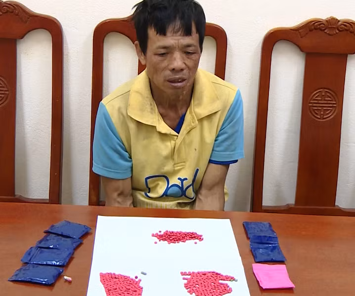 Đối tượng cùng ma túy tang vật.