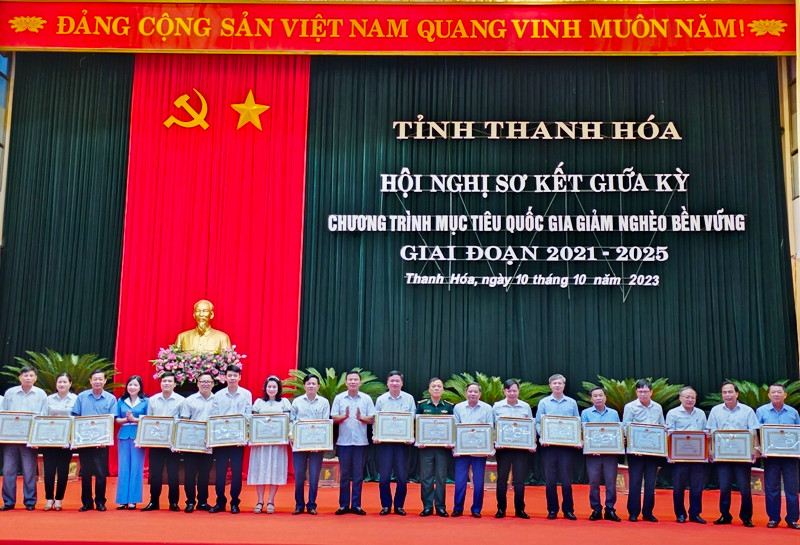 Lãnh đạo tỉnh Thanh Hóa trao tặng Bằng khen cho các tập thể có thành tích xuất sắc trong thực hiện mục tiêu giảm nghèo bền vững.