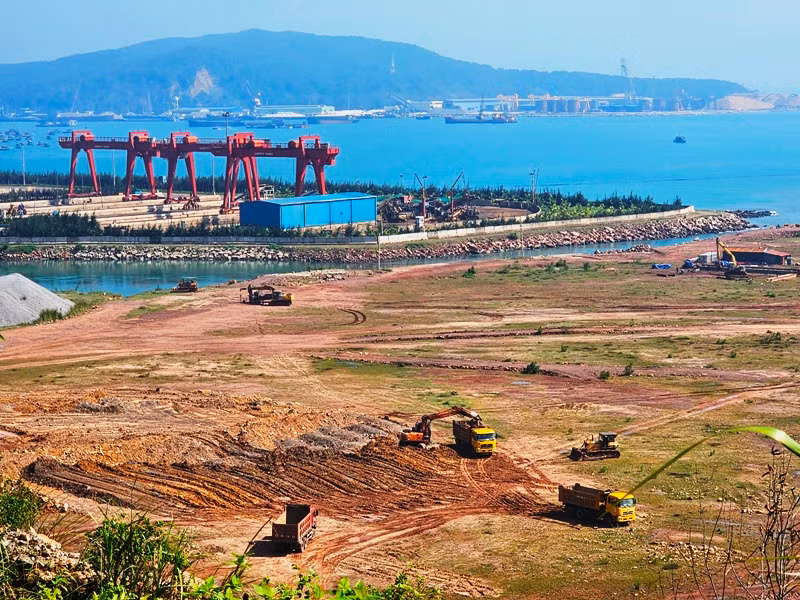 Thi công hạ tầng, khai thác lợi thế cảng biển ở Khu kinh tế Nghi Sơn.