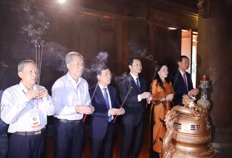Lãnh đạo Trung ương và địa phương dâng hương tưởng niệm Lê Thái Tổ.