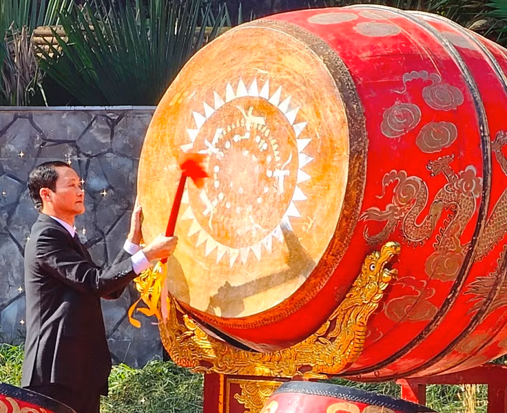 Chủ tịch Ủy ban nhân dân tỉnh Thanh Hóa nổi trống khai hội Lam Kinh 2023.