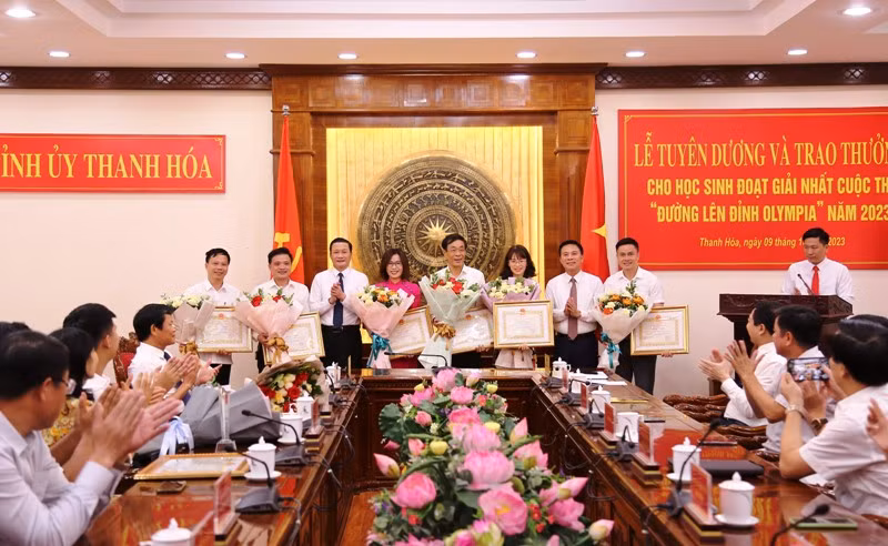 Lãnh đạo tỉnh Thanh Hóa tặng Bằng khen cho các cá nhân có thành tích xuất sắc trong hướng dẫn học sinh.