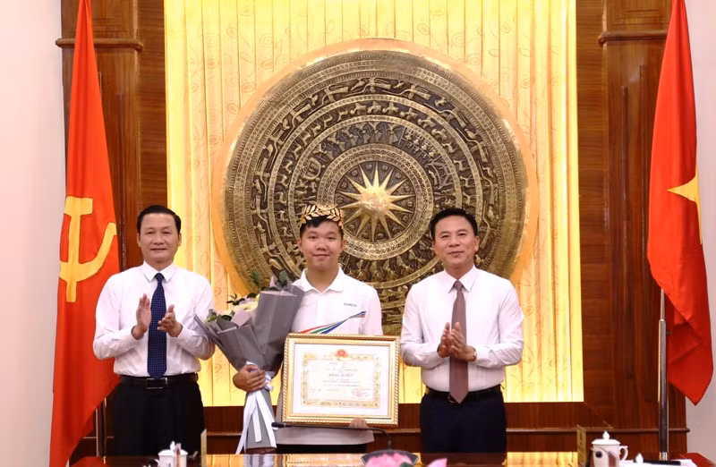 Lãnh đạo tỉnh Thanh Hóa tặng Bằng khen, biểu dương thành tích của em Lê Xuân Mạnh.