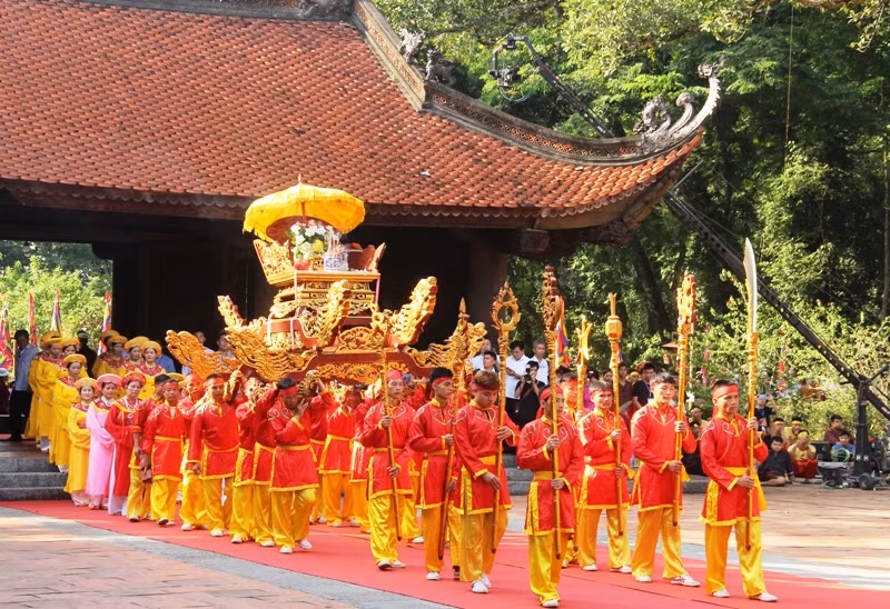 Nghi thức rước kiệu truyền thống.