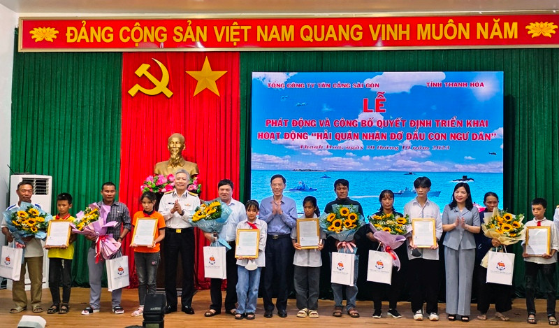 Lãnh đạo Tổng công ty Tân Cảng Sài Gòn trao quyết định đỡ đầu con ngư dân Thanh Hóa.