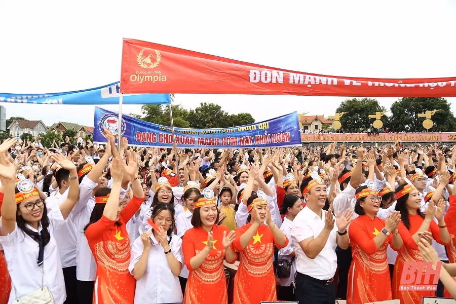 Người dân xứ Thanh cổ vũ, khích lệ Lê Xuân Mạnh thi Chung kết Đường lên đỉnh Olympia.