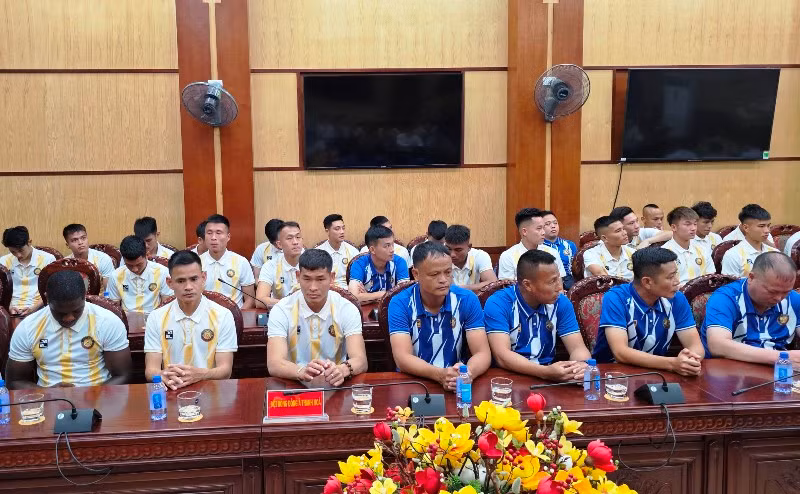 Các cầu thủ, huấn luyện viên, cán bộ Công ty trách nhiệm hữu hạn một thành viên bóng đá Đông Á Thanh Hóa.