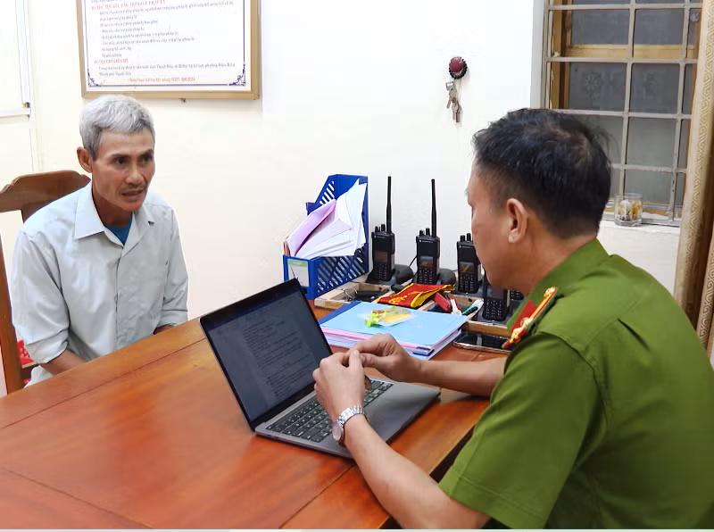 Công an xét hỏi đối tượng.