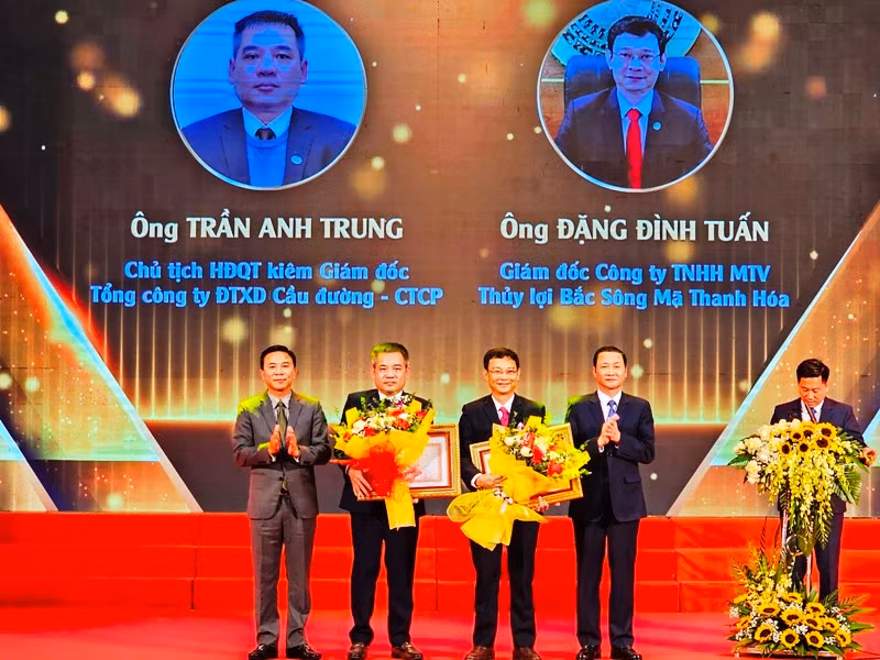 Hai doanh nhân ở Thanh Hóa có thành tích xuất sắc trong giai đoạn 2018-2022 vinh dự đón Bằng khen của Thủ tướng Chính phủ.