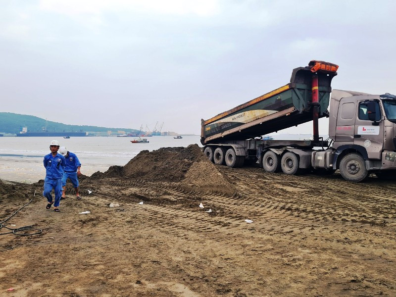 Nhân lực, phương tiện thi công bến container số 3 ở xã Hải Hà, thị xã Nghi Sơn.