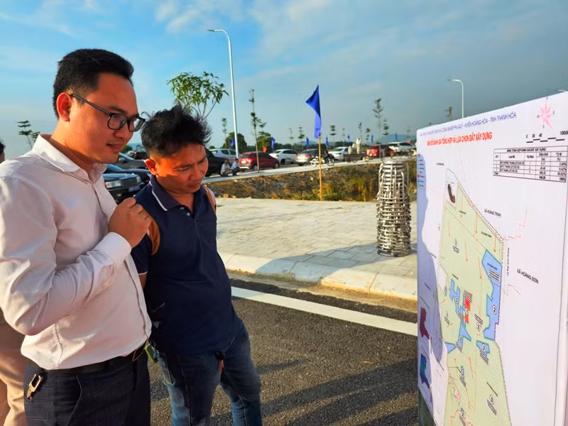 Người dân tham quan quy hoạch.