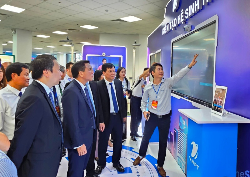 Các đại biểu tham quan, nghe giới thiệu về hệ sinh thái số.